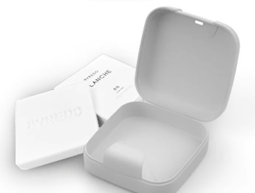 洲際酒店利用回收沐浴乳瓶再製成香皂收納盒，供住客將未使用完的香皂裝回家，實踐永續理念與循環再生設計｜InterContinental Hotel repurposes used shampoo bottles into soap storage boxes, allowing guests to take home unfinished soap while promoting sustainability and circular design.