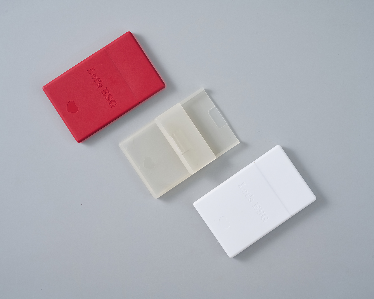 台積電與大豐環保合作，將廢棄晶舟盒再製為再生名片盒，展現企業永續設計與循環利用精神｜TSMC collaborates with Da Fon to upcycle discarded wafer boxes into recycled business card cases, promoting sustainable corporate design.