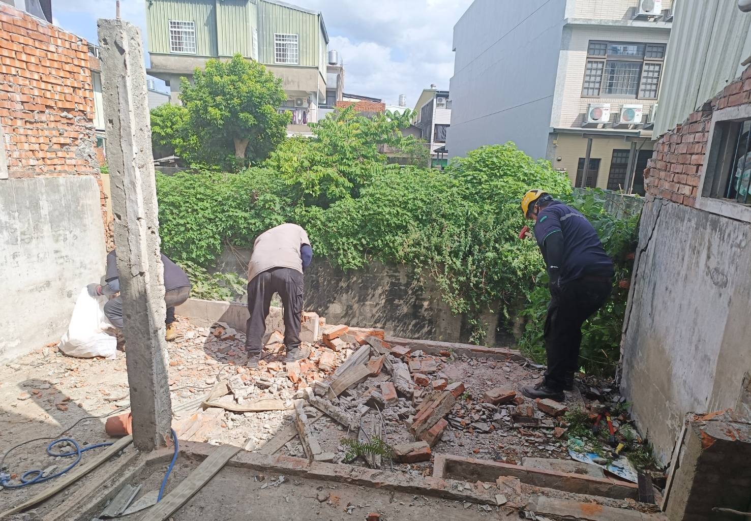 磚牆安全拆除與合法清運（brick wall demolition）